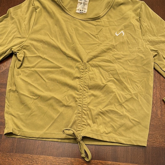 TLF cropped athletic top - Picture 2 of 4
